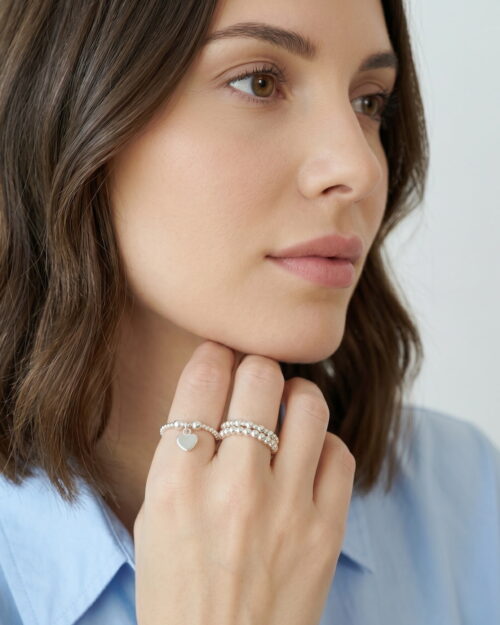Anillo DÚO de bolas con relieve en Plata de Ley 925 puesto en la mano de modelo
