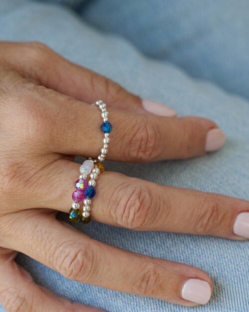 Detalle del Anillo PULSO con Cristales Preciosa® y bolas de Plata de Ley 925 puesto en la mano