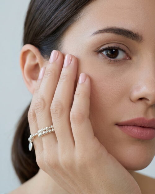 Anillo ESFERA de bolas de Plata de Ley 925 de 3 mm puesto en la mano de modelo