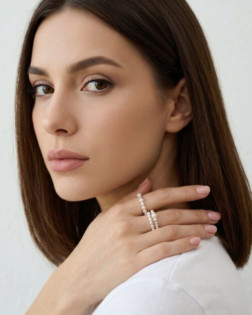 Modelo con anillo LUA de Plata de Ley 925 con perla natural redonda