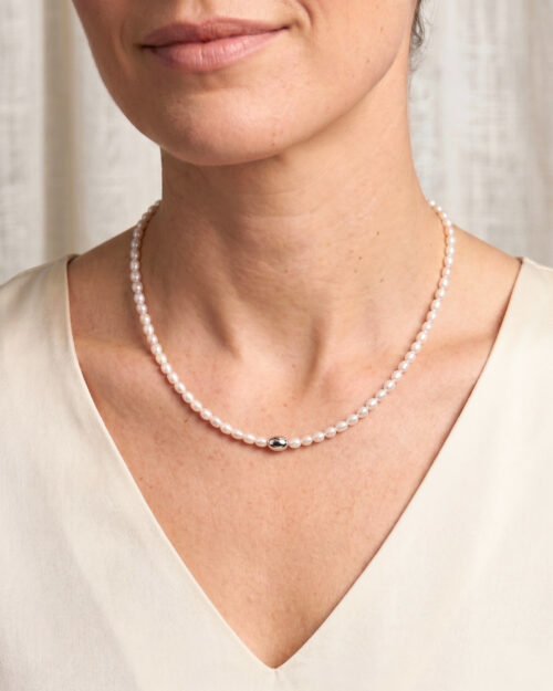 Mujer luciendo el Collar ALBA de perlas naturales barrocas con detalle oval en Plata de Ley 925