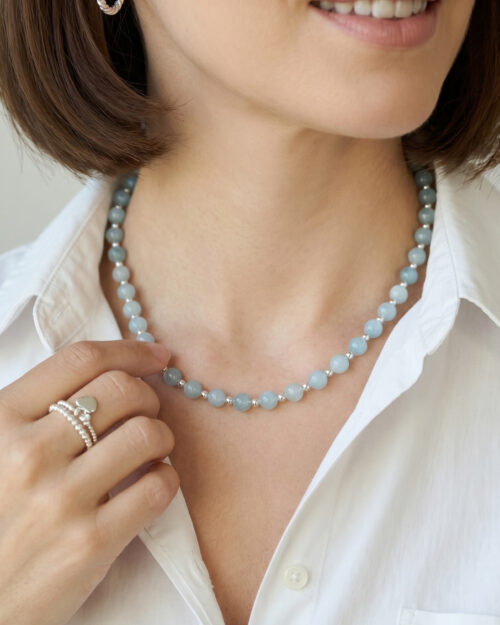 Mujer luciendo el Collar RIVIERA de aguamarina natural y Plata de Ley 925