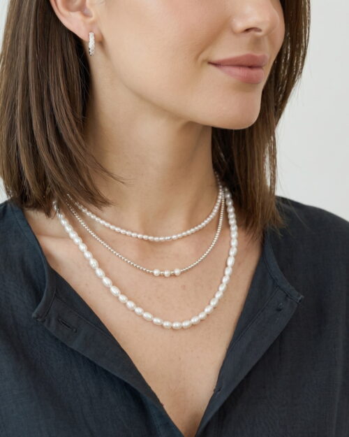Collar MAIA de perlas naturales ovaladas de agua dulce combinado con otros collares AULINE