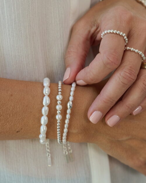 Pulsera ALBA de perlas naturales barrocas con bola central de Plata de Ley 925 combinada con otras pulseras AULINE