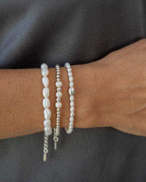 Pulsera LUA de bolas en Plata de Ley 925 con trío de perlas naturales combinada con otras pulseras AULINE