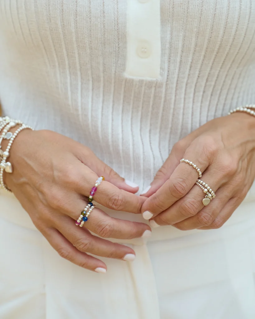 Anillos de AULINE en las manos de una modelo