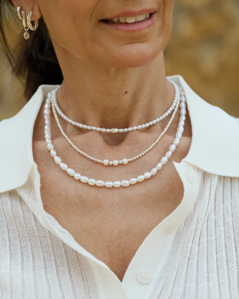 Collares de AULINE sobre el escote de una modelo