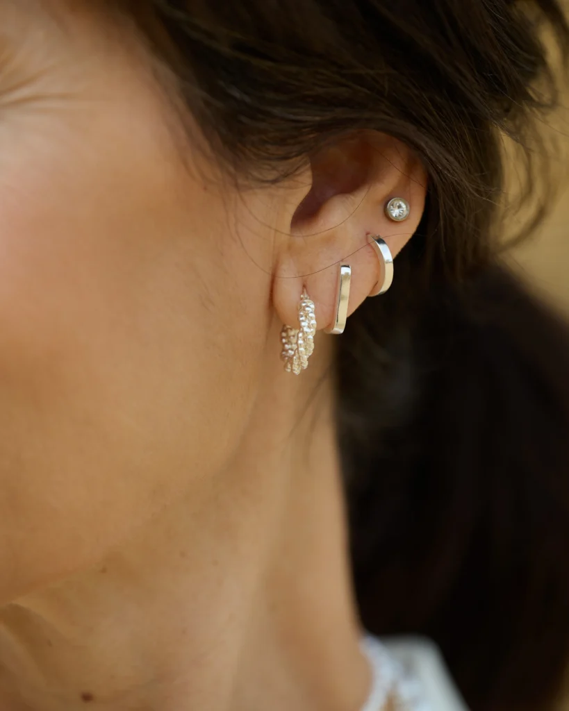 Pendientes de AULINE en la oreja de una modelo