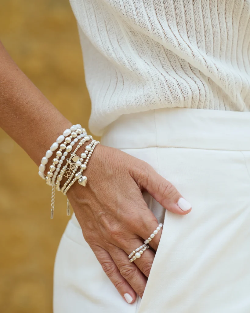 Pulseras de AULINE en la muñeca de una modelo