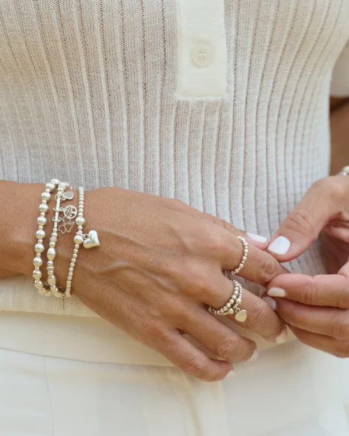 Mujer luciendo pulsera y anillo de bolas de plata de ley 925 con corazón, Set Dúo Origen de AULINE