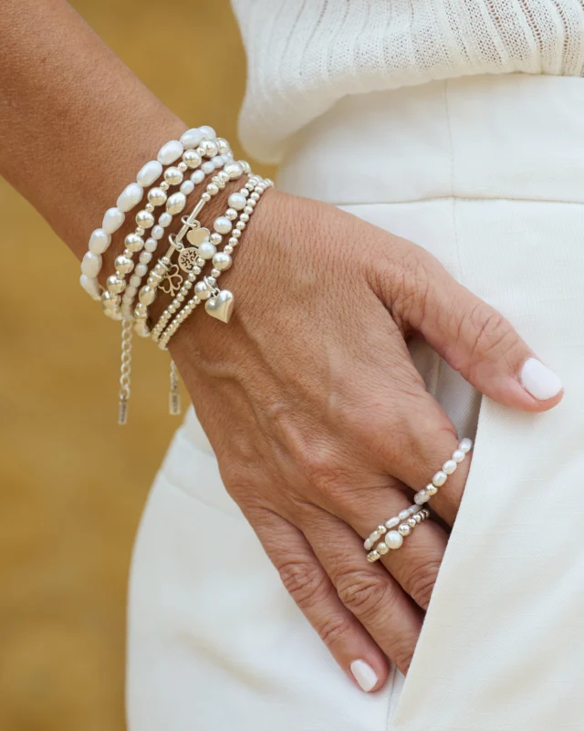 Perlas, plata y pequeños detalles que hacen especial cada combinación.

Me encanta llevar varias pulseras juntas: mezclando formas y tamaños, pero manteniendo esa armonía serena que combina con todo ✨

#AULINE #JoyasPlata925 #PulserasDePlata #jewelrydesigner #handmadejewelry