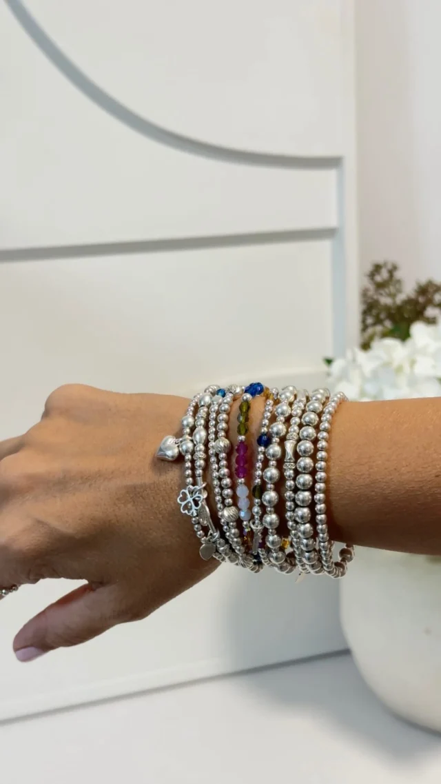 Pulseras de Plata 925 y cristales Preciosa® 
La plata aporta ese aire limpio y atemporal, y los cristales el toque de color.

Me gusta mezclarlas, jugar con diferentes diseños y dejar que cada una tenga su sitio. Una forma sencilla de combinar pulseras y hacer que el resultado sea diferente cada vez.

¿Tú también mezclas plata y color?

#AULINE #JoyasPlata925 #PulserasDePlata #jewelrydesigner #handmadejewelry