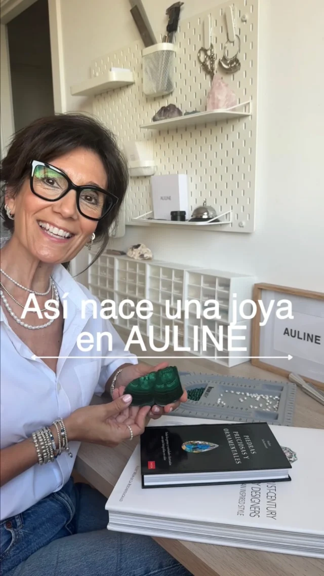 💚 Así nace una joya en AULINE.

A veces, una idea empieza con algo tan sencillo como un color, una piedra o una combinación que me llama la atención ✨

Esta vez, la inspiración llegó con la malaquita 💚 una piedra natural de un verde precioso que decidí combinar con la delicadeza de las perlas naturales. 🤍

Me encanta esta parte del proceso creativo: buscar inspiración, probar diferentes combinaciones y ver cómo poco a poco una idea va tomando forma ✨ 

Muy pronto te enseñaré el resultado final 👏🏼

💬 Y dime, ¿qué te parece la combinación de malaquita y perlas naturales? 😉

#AULINEatelier #JoyasPlata925 #DiseñoDeJoyas #JoyasArtesanales #Malaquita