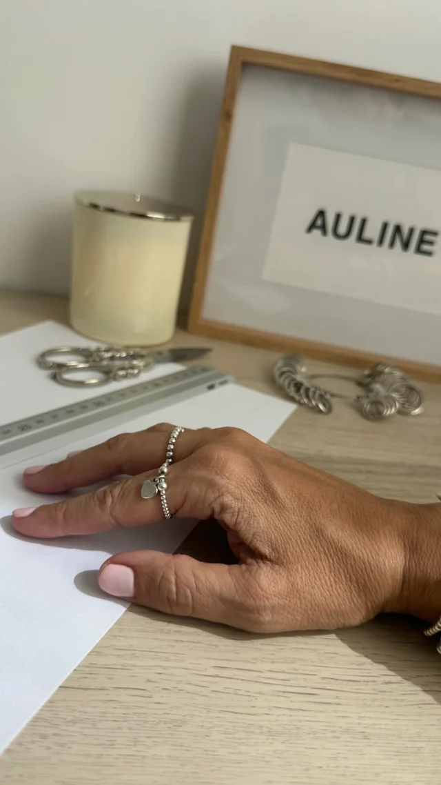 💍 ¿No sabes cuál es tu talla de anillo? ✨

Seguro que alguna vez has visto un anillo que te encanta, pero te ha surgido la duda de qué talla elegir. ¡Y más si vas a comprarlo online! 🤍

En este vídeo te enseño dos formas muy sencillas de medir tu talla de anillo en casa: con una tira de papel o utilizando un anillo que ya tengas y te quede bien 👏🏼

Después, solo tienes que comparar la medida con nuestra guía de tallas de AULINE. 🤍

📌 Guarda este vídeo, porque seguro que te viene bien cuando quieras comprar tu próximo anillo.

Y cuéntame, ¿alguna vez has dejado de comprar un anillo porque no sabías qué talla elegir? 😉

#AULINEatelier #JoyasPlata925 #jewelrydesigners #handmadejewelry #TallaDeAnillo ConsejosDeJoyeria