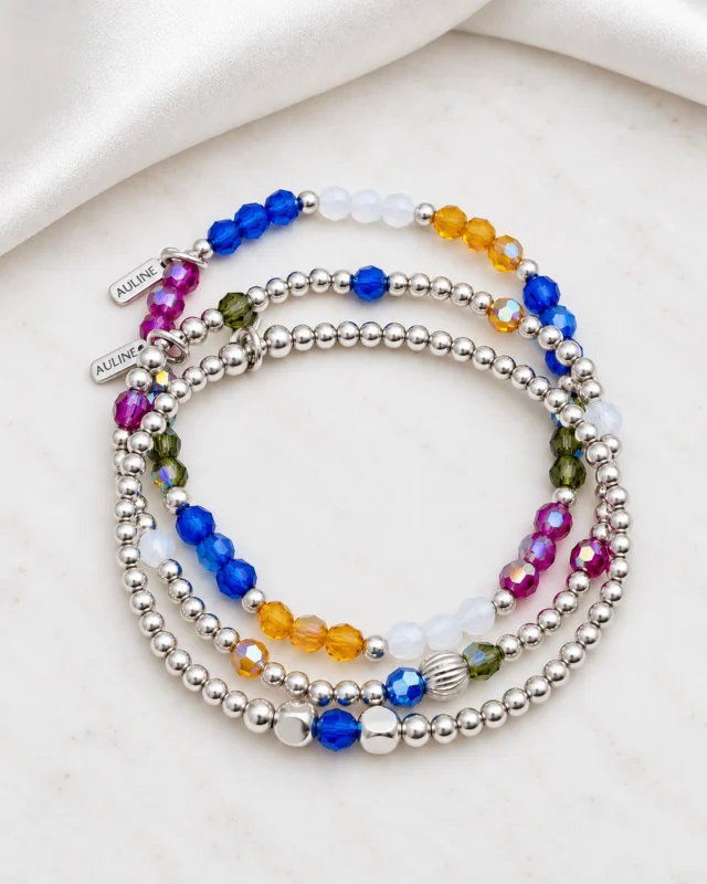 ¿Quién dijo que las pulseras de plata no pueden estar llenas de color? 💗

Me encanta cómo se combinan los cristales Preciosa® de distintos colores con la plata de ley 925. 💙💗

Así es nuestro SET TRÍO IRIS de AULINE: tres pulseras que puedes llevar por separado o combinar juntas para conseguir un look lleno de color.

Una combinación alegre y elegante, perfecta para darle un toque diferente a tus looks de cada día. 🤍

Y ahora tengo curiosidad… ¿Tú eres de llevar una sola pulsera o te gusta combinar varias? 👀

✨ Descubre el SET TRÍO IRIS en aulinejewellery.com ✨

#AULINEatelier #PulserasDePlata  #JoyasArtesanales #DiseñoDeJoyas #JoyasPlata925